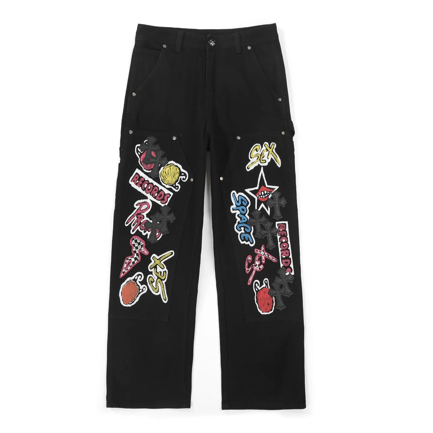 P260 Chrome Hearts Chrome Hearts black multi-element graffiti overalls Chrome Hearts clothing creative director Mattyboy Mattyboy, whose real name is Matt DiGiacomo, is a graffiti artist with a non-school background. He started to serve as the creative director of the Chrome Hearts clothing series in 2018. Since then, Chrome Hearts, which has been injected with young blood, has become popular again. Popular clothing and leather goods, especially the vintage trousers modified product line, must be pre-ordered in stores around the world. Especially patterns like Checker Ball, Checker Eyes and Smiling Lips. The fictional record company logo "SexRecords" often appears in his works, forming his unique style. "I hate humanity, but I love art. Before the end of my life, I just want to do my best to create." ----Matty Boy Mattyboy and vrigil Abloh are also very close. They are both ICONs who bring street culture into luxury accessories. Via.MattyBoy90 (IG) Size: 28/30/32/34/36 Waist: 69/74/79/84/89 Knee circumference: 50/51.5/53/54.5/56 Pants length: 102/104/106/108/110
